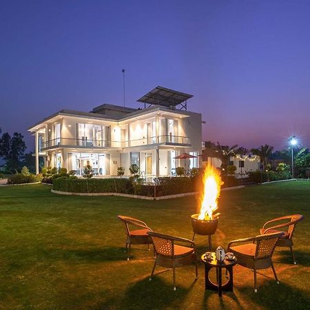 Stayvista At Le Blanc Escape W Outdoor Pool Sohna Zewnętrze zdjęcie