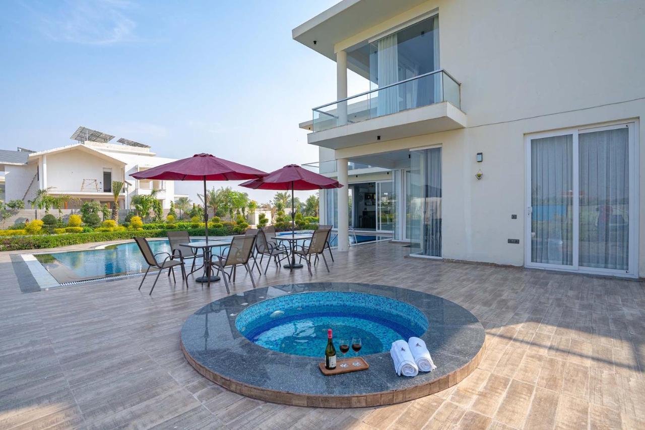 Stayvista At Le Blanc Escape W Outdoor Pool Sohna Zewnętrze zdjęcie