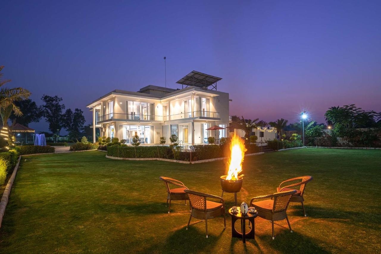 Stayvista At Le Blanc Escape W Outdoor Pool Sohna Zewnętrze zdjęcie