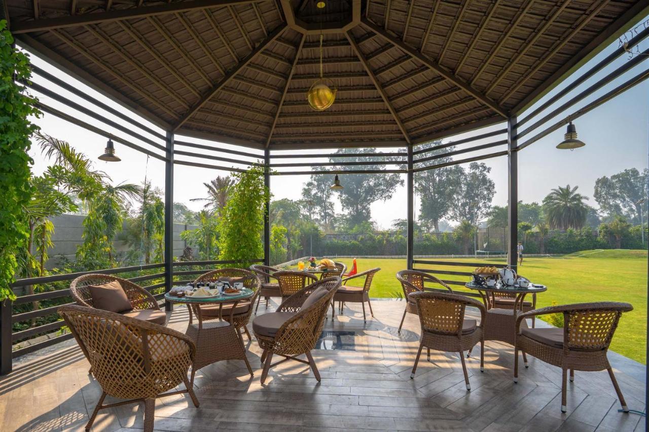 Stayvista At Le Blanc Escape W Outdoor Pool Sohna Zewnętrze zdjęcie