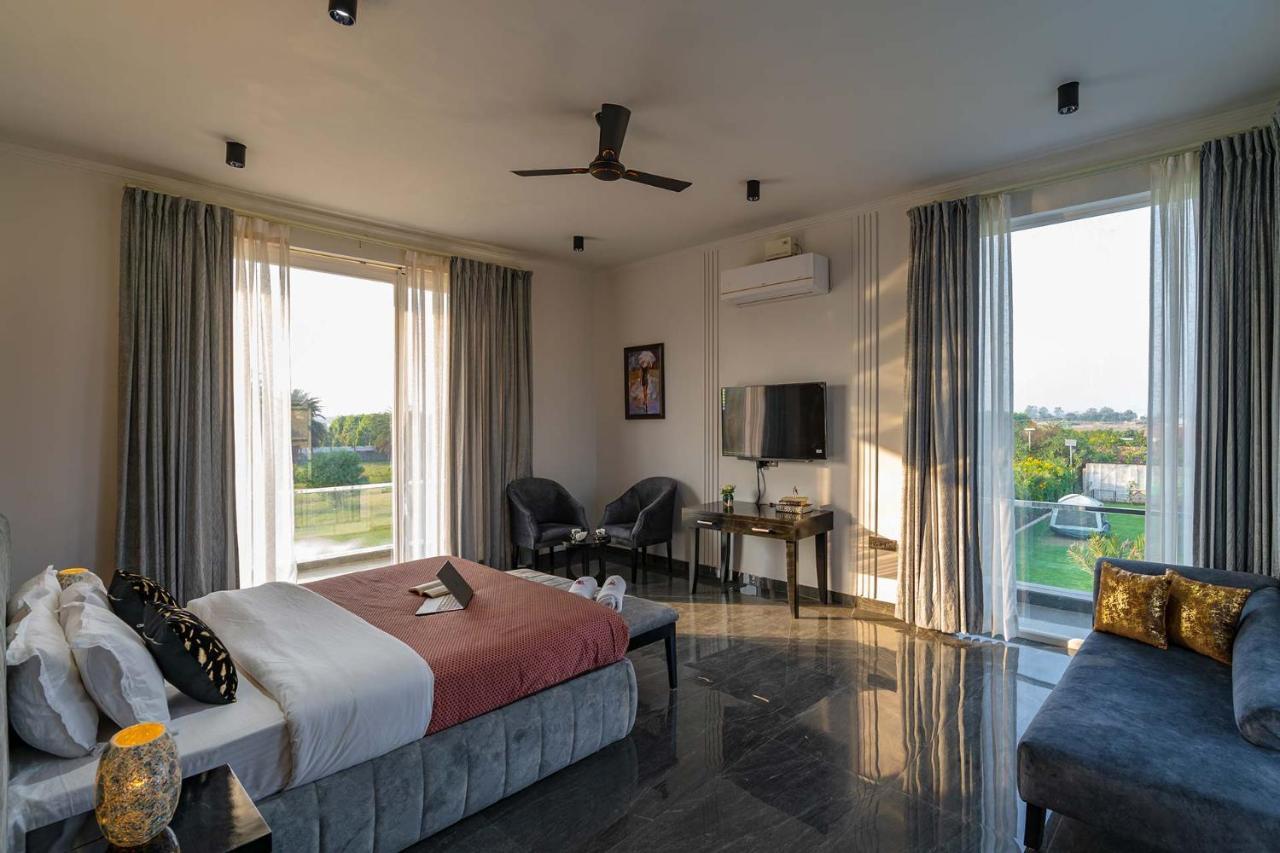 Stayvista At Le Blanc Escape W Outdoor Pool Sohna Zewnętrze zdjęcie