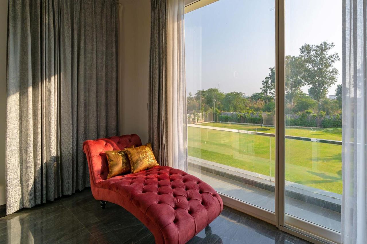 Stayvista At Le Blanc Escape W Outdoor Pool Sohna Zewnętrze zdjęcie