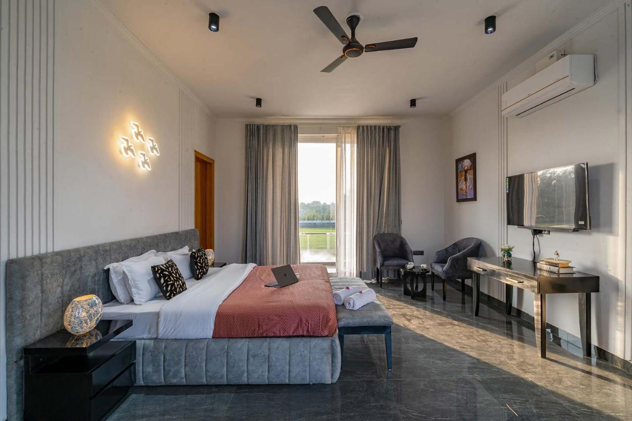 Stayvista At Le Blanc Escape W Outdoor Pool Sohna Zewnętrze zdjęcie