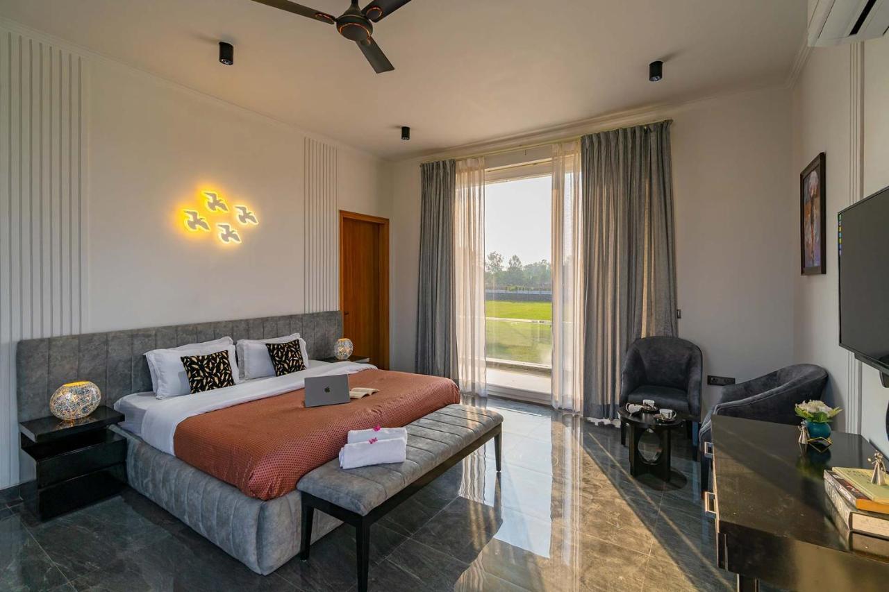 Stayvista At Le Blanc Escape W Outdoor Pool Sohna Zewnętrze zdjęcie
