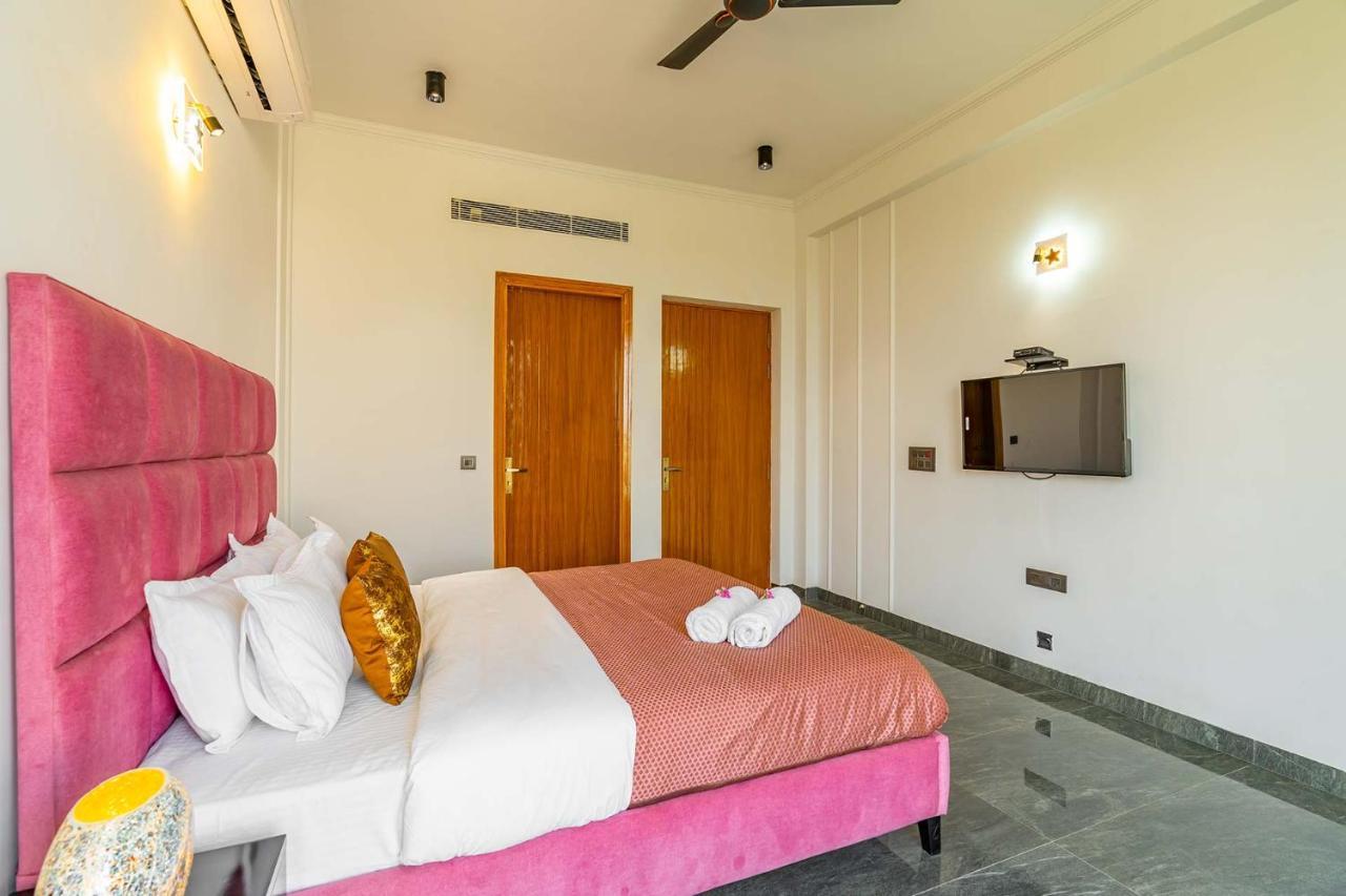 Stayvista At Le Blanc Escape W Outdoor Pool Sohna Zewnętrze zdjęcie